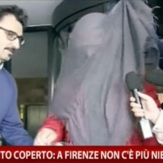 Beppe Grillo incappucciato a Firenze. Intervista a volto coperto (FOTO)
