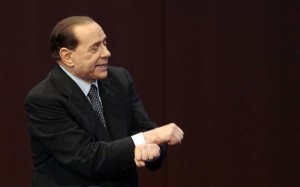 Berlusconi dai vecchietti una volta a settimana. Ue: "Candidarsi non può"