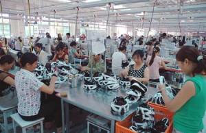 Cina, migliaia di lavoratori in sciopero nella fabbrica di Nike, Puma, Crocs...
