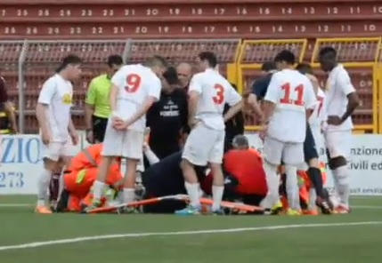 Calciatore del Barletta si fa male in uno scontro di gioco, i cori dei tifosi pugliesi: "Devi morire"