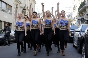 Marine Le Pen contro Femen: sono "una setta di isteriche di sinistra"