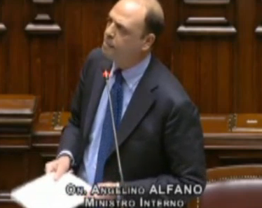 Immigrati, caos alla Camera: Boldrini espelle leghista e sospende seduta (video)