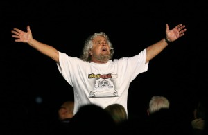 Beppe Grillo durante lo spettacolo "Te la do io l'Europa" al Palalottomatica di Roma