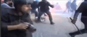Scontri a Roma, altro video choc: ragazzo a terra preso a calci e manganellate