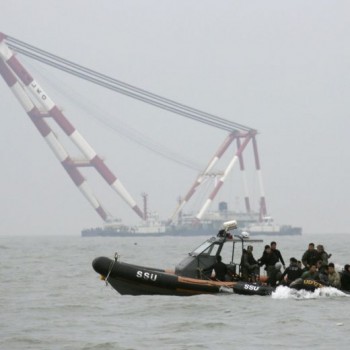Corea, mistero sms da traghetto naufragato: "Non sono morto", "Non posso uscire"