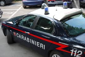 Napoli, palpeggia donna e offre soldi ai carabinieri per evitare arresto