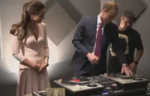 William e Kate deejay in Australia: la duchessa "scratcha"
