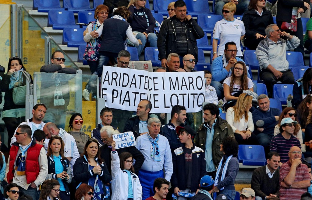 Lo striscione dei tifosi della Lazio