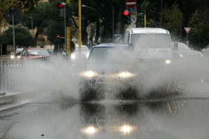 Pasquetta di pioggia in Lombardia. Milano: auto vigili bloccata in un sottopasso