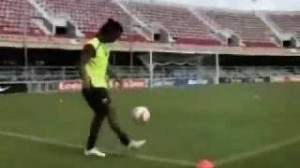 Ronaldinho, stop perfetto in allenamento (video)