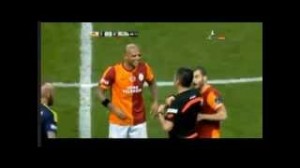Galatasaray-Fenerbahçe, espulsione Felipe Melo genera rissa (video)