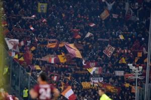 Cagliari: ultrà Roma tentano sfondare cancello, agente contuso (LaPresse)