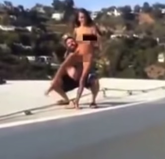 playboy butta amica nuda in piscina dal tetto