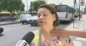 Donna intervistata sulla violenza a Rio