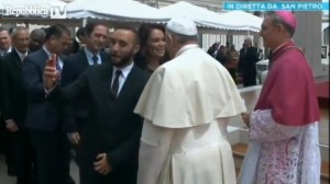 Selfie con Papa Francesco: la mania nel giorno della canonizzazione (video)