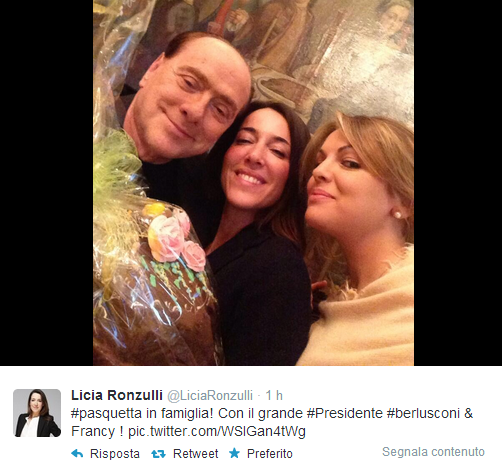 Berlusconi: "selfie" di Pasqua con Francesca Pascale e Licia Ronzulli (foto)