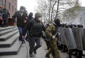 Ucraina, filorussi armati di kalashnikov attaccano sedi polizia nel sud-est