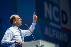 Ncd, Angelino Alfano eletto presidente: "Non vogliamo i voti della mafia"
