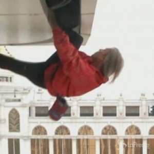 Alain Robert, lo "spiderman francese" scala il grattacielo di Macao