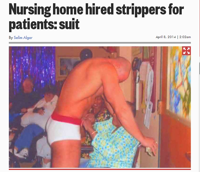 Sexy spogliarelli e festini nella casa di riposo: foto di stripper e vecchiette