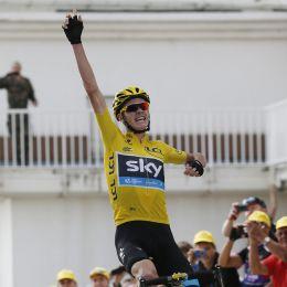 Nella foto Ansa, Chris Froome in trionfo al Tour de France