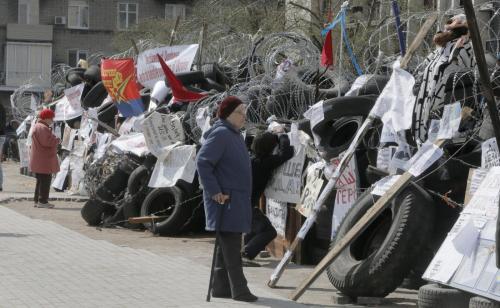 Le barricate dei filorussi a Donetsk, Ucraina (Foto Lapresse)