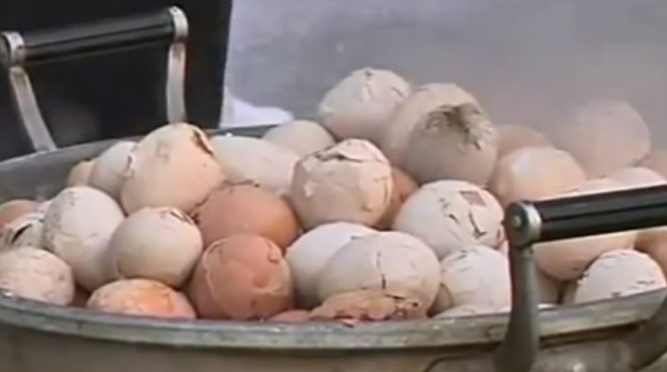 Uova bollite nell'urina di ragazzi vergini: il piatto tipico pasquale in Cina