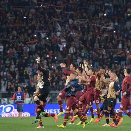La gioia dei calciatori della Roma al termine della vittoria contro il Milan (Ansa)