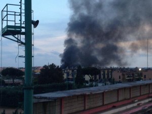 Roma, bus in fiamme in via di Macchia Palocco (Acilia)