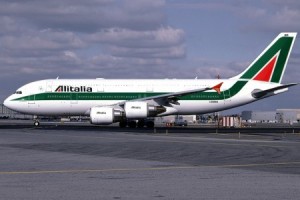 Alitalia, piano Etihad: utili da oltre 100mln nel 2017, almeno 2700 esuberi