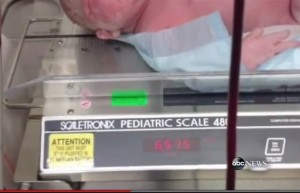 Boston, nasce bambina gigante. Peso 6,5 chili. Video