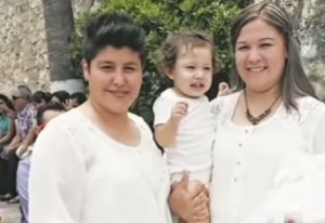 Messico: vescovo battezza la figlia di due lesbiche (video)