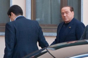 Silvio Berlusconi arriva alla Sacra Famiglia per i servizi sociali (lapresse)