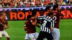 Giorgio Chiellini squalificato 3 giornate per la gomitata a Pjanic. Come Destro