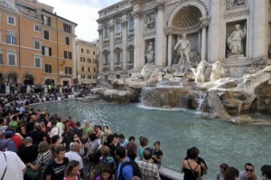 Roma, turista fa il bagno nella fontana di Trevi: processato per direttissima