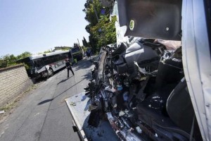 Casalotti (Roma). Scontro tra auto e bus: Cristiano Liberali morto, 7 feriti