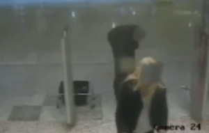 Guarda come il pedofilo rapisce il bimbo alla madre al supermercato (video)