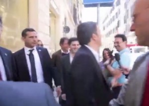 Matteo Renzi, passante gli dice: "Credo in lei". Lui: "Perché non mi conosce"