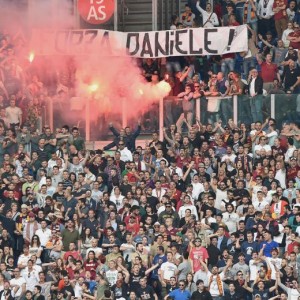"Forza Daniele" e "Napoletano infame": Procura indaga su striscioni ultras Roma