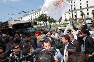 Salvini contestato a Napoli (video): "Tornerò, 20 ultrà non la rappresentano"