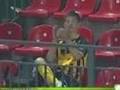 Lituania, calciatore segna e si applaude da solo in tribuna (VIDEO)