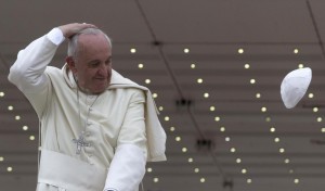 Papa Francesco, risposta scherzosa a promessi sposi