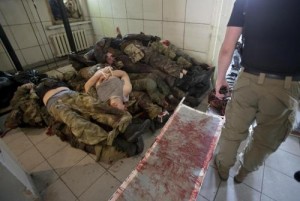 Cadaveri ammassati a Donetsk (Lapresse)