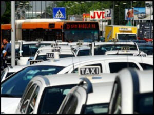 Milano, tassisti sospendono servizio per protestare contro il servizio Uber  