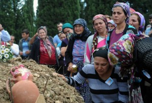 Turchia, morti salgono 299, nuovo incendio in miniera. Scontri a Soma