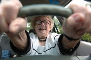 Guidava senza patente da 60 anni. Denunciata vecchina di 78 anni