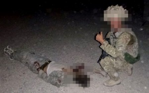 Soldato britannico in posa con il talebano morto (foto Liveleak.com)