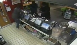 Rapina con fucili al McDonald's, ma la cassa è vuota (VIDEO)