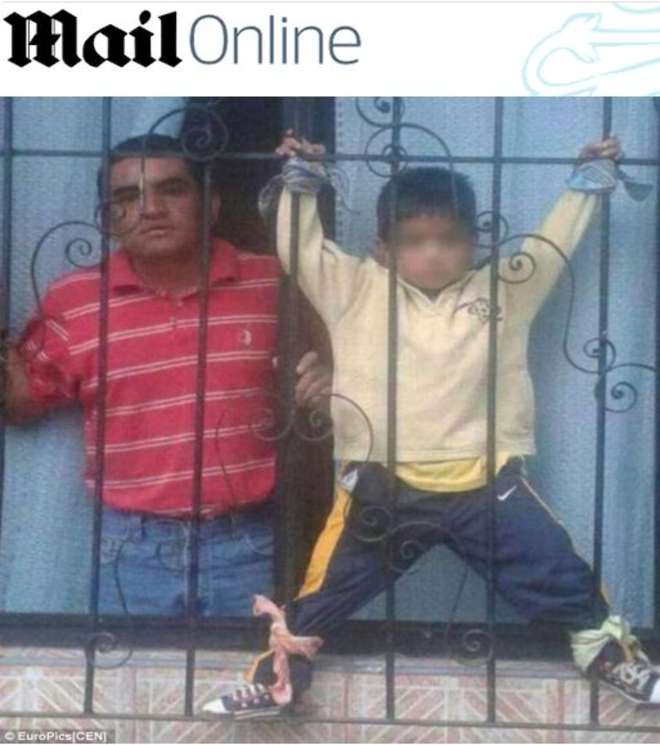 Messico, bambino legato a grate balcone dai genitori