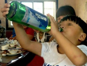 Bambino cinese beve birra a 2 anni. I genitori: "Se gli diciamo no piange"
